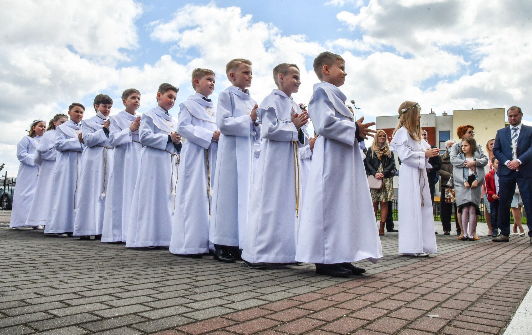 Ile do koperty na komunię 2025? Tyle pieniędzy powinien dać chrzestny, rodzic, babcia i pozostali goście? 16.05.2025