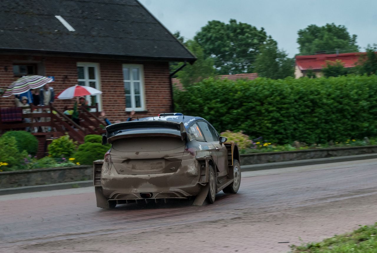 Sebastien Ogier na tym rajdzie nie miał szczęścia. Równa jazda w końcówce rajdu zapewniła mu trzecie miejsce