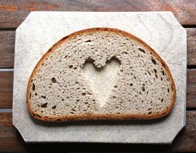 Chleb pełnoziarnisty – charakterystyka, jak go rozpoznać, kalorie, rodzaje