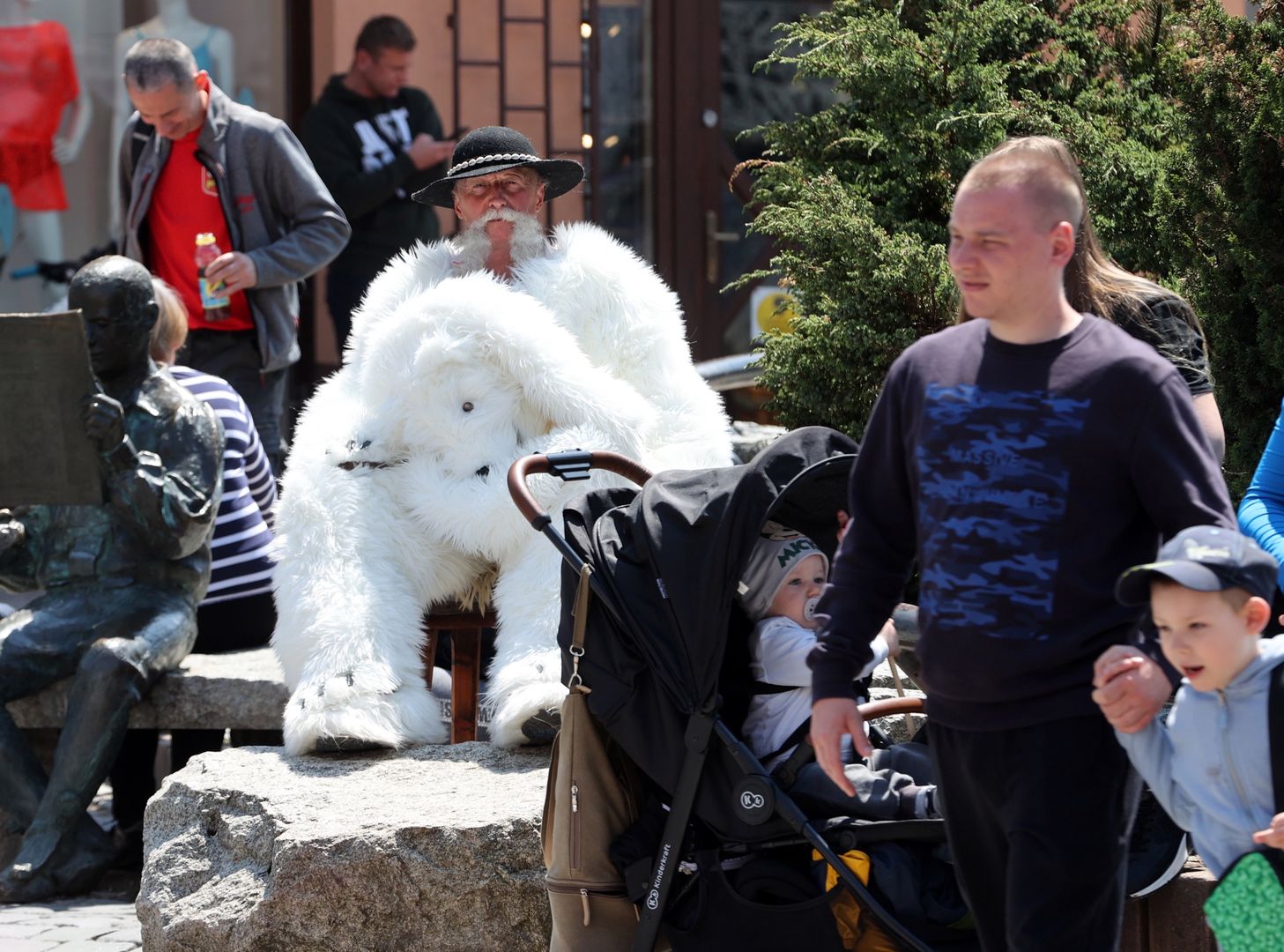 Pensja dla białego Misia? Zakopane walczy o fotel burmistrza