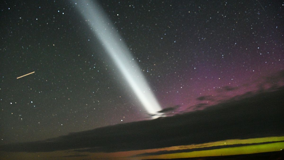 Jasny słup światła widziany w Scottsbluff w Nebrasce