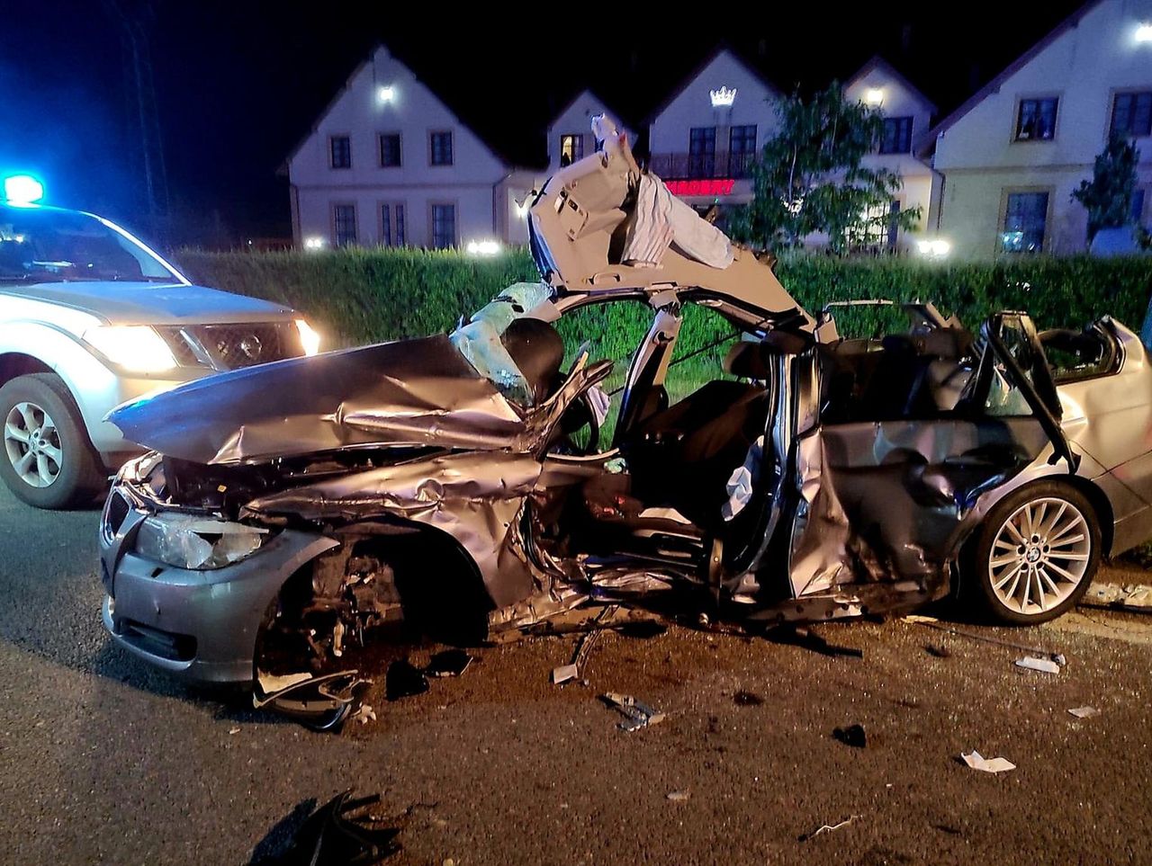 Osobówka kompletnie zmiażdżona po zderzeniu z tirem. Jedna osoba zginęła, dwie są ranne