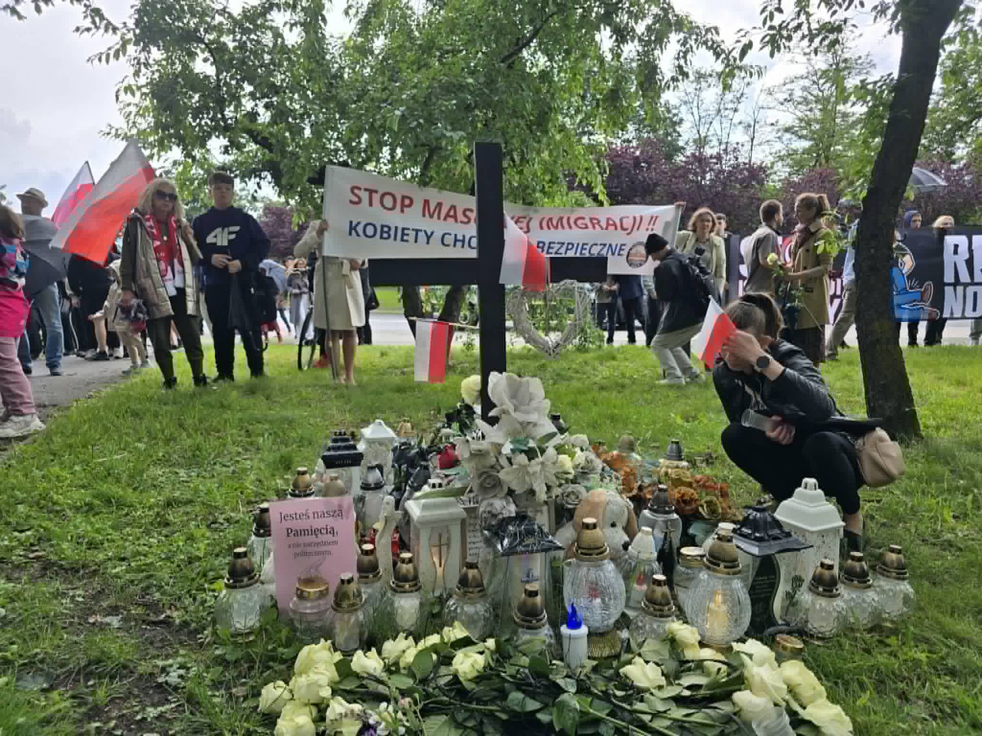 Uczestnicy stawiali znicze w pobliżu miejsca napaści na Polkę