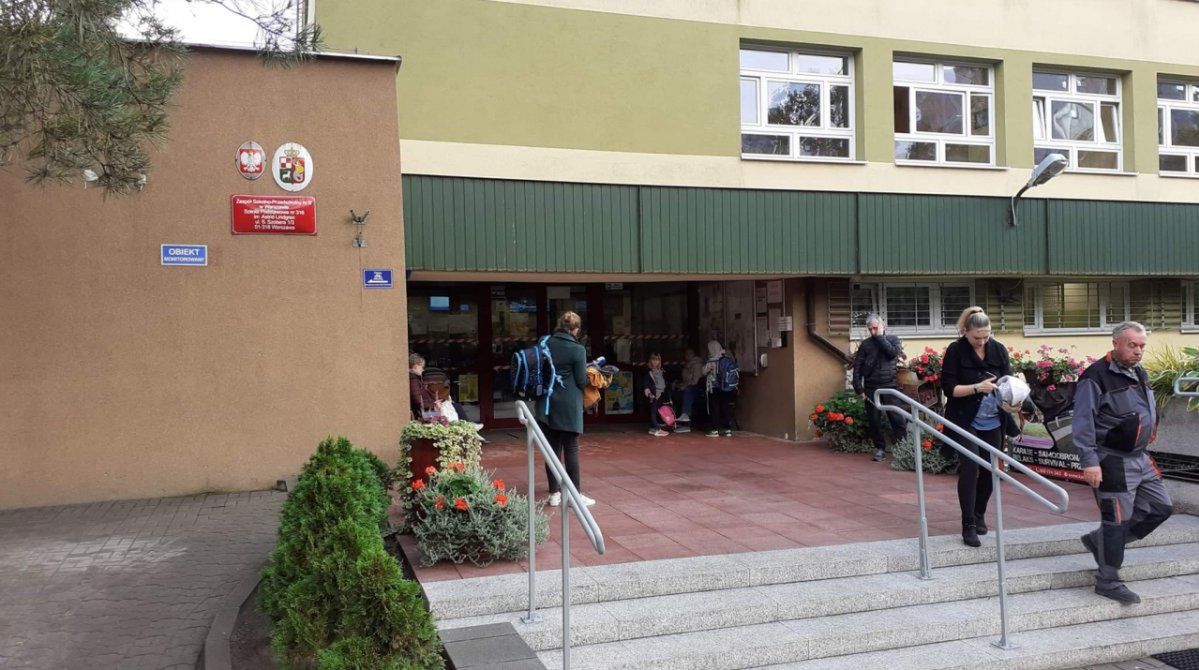 Warszawa: Duchota w sali SP 316. Radny chce rolet, ale brakuje środków