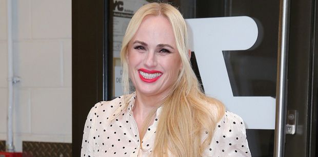 Rebel Wilson podbija Nowy Jork w stylizacji w kropki. Aktorka zachwyciła ODCHUDZONĄ sylwetką