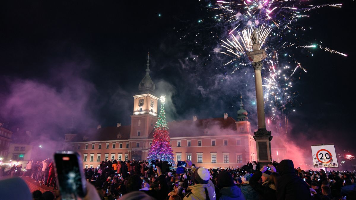 Warszawa, 01.01.2025. Mieszkańcy stolicy i turyści świętują nadejście Nowego Roku na pl. Zamkowym w Warszawie, 1 bm. (aldg) PAP/Rafał Guz