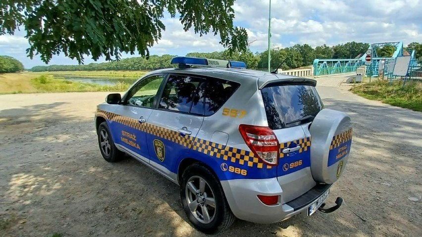 Nagość i narkotyki w Skokach
