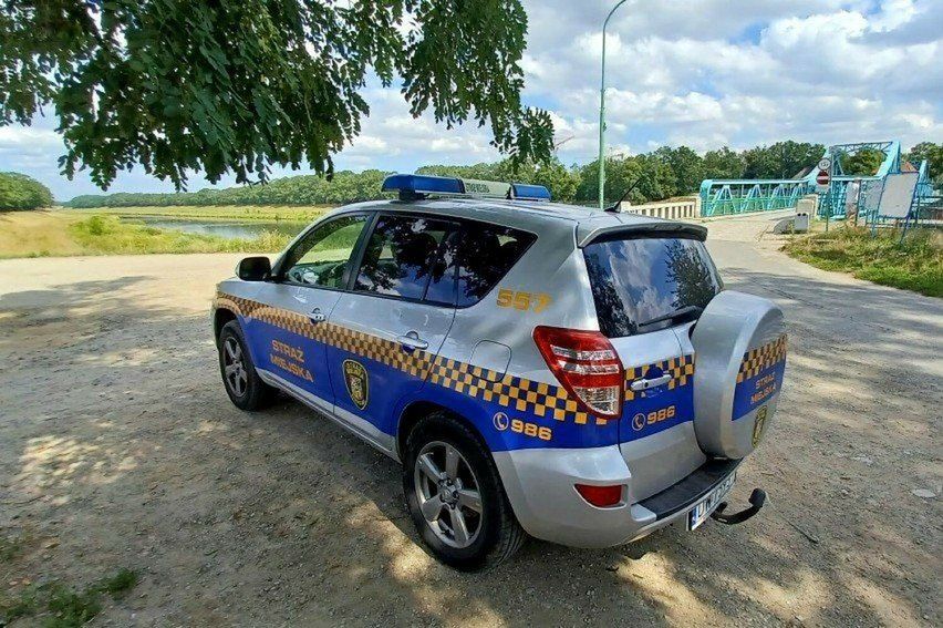 Nagość i narkotyki w Skokach