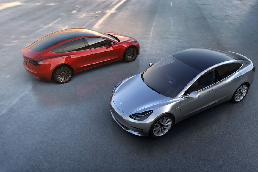 Tesla Model 3 to 350 km zasięgu i niższa cena, ale AI wciąż brak