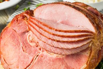 Wrzuć do wody przyprawy i mięso. Wyjmiesz pyszną, miękką i soczystą szynkę