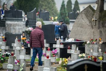 Wszystkich Świętych i Halloween. Zupełnie inne spojrzenie na przemijanie. Tak w Polsce obchodzi się 1 listopada