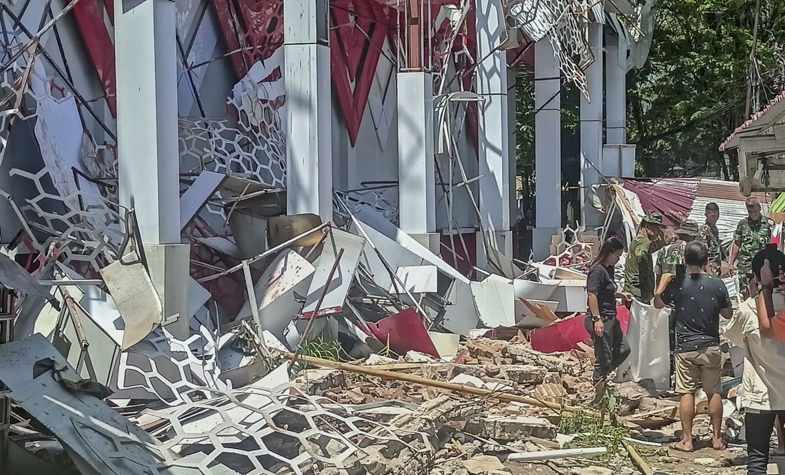 Silne trzęsienie ziemi na Morzu Moluckim. W panice wybiegali z domów