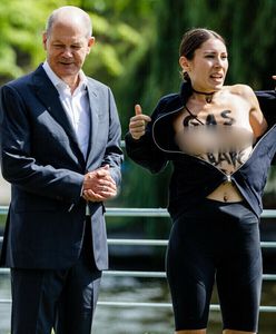 Nagi protest Femenu w Berlinie. W środku demonstracji kanclerz Niemiec Olaf Scholz