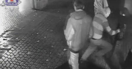 Wandal zniszczył drzwi klubu przy ul. Krakowskie Przedmieście. Kto go rozpoznaje? (wideo)