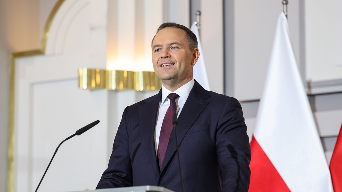 Warszawa, 07.05.2025. Wybory Prezydenta RP 2025 - kampania. Kandydat Komitetu Obywatelskiego w zbliżających się wyborach na fotel prezydenta RP, popierany przez Prawo i Sprawiedliwość prezes Instytutu Pamięci Narodowej Karol Nawrocki podczas oświadczenia dla mediów w Warszawie, 7 bm. Karol Nawrocki podjął decyzję o przekazaniu mieszkania na cele charytatywne. (aldg) PAP/Szymon Pulcyn