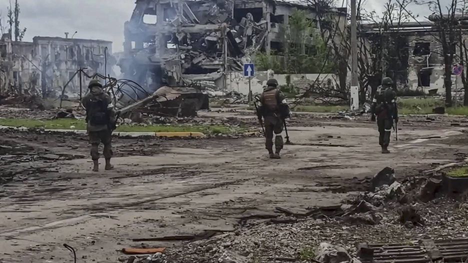 Demining of Azovstal steel plantepa09969706 A still image taken from a handout video made available by the Russian Defense Ministry press service on 23 May 2022 shows Russian servicemen demining the territory of the Azovstal steel plant in Mariupol, Ukraine, 22 May 2022. The chief spokesman of the Russian Defense Ministry, Major General Igor Konashenkov stated earlier, on 20 May, that the Azofstal steel plant was under full Russian army control, ending a 80-days battle for Mariupol. Russian troops had entered Ukraine on 24 February 2022.  EPA/RUSSIAN DEFENCE MINISTRY PRESS SERVICE/HANDOUT HANDOUT HANDOUT EDITORIAL USE ONLY/NO SALES HANDOUT EDITORIAL USE ONLY/NO SALES Dostawca: PAP/EPA.RUSSIAN DEFENCE MINISTRY PRESS SERVICE/HANDOUT HANDOUT