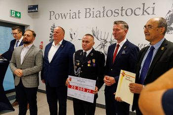 Białystok: Powiatowe dotacje dla jednostek OSP. Druhowie odebrali symboliczne czeki