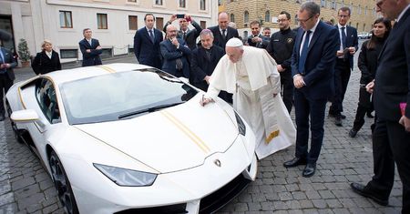 Papież Franciszek sprzedał swoje lamborghini