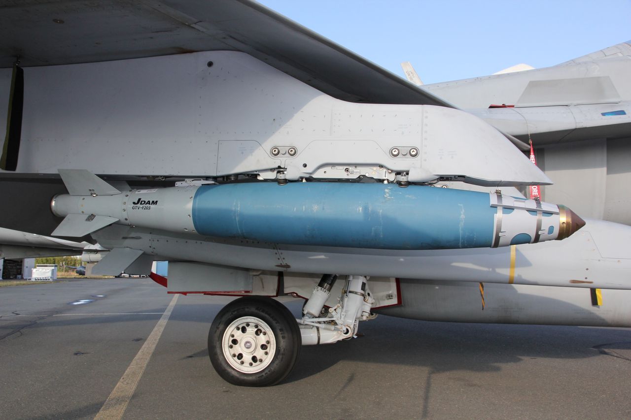 Bomba JDAM pod skrzydłem samolotu F-18