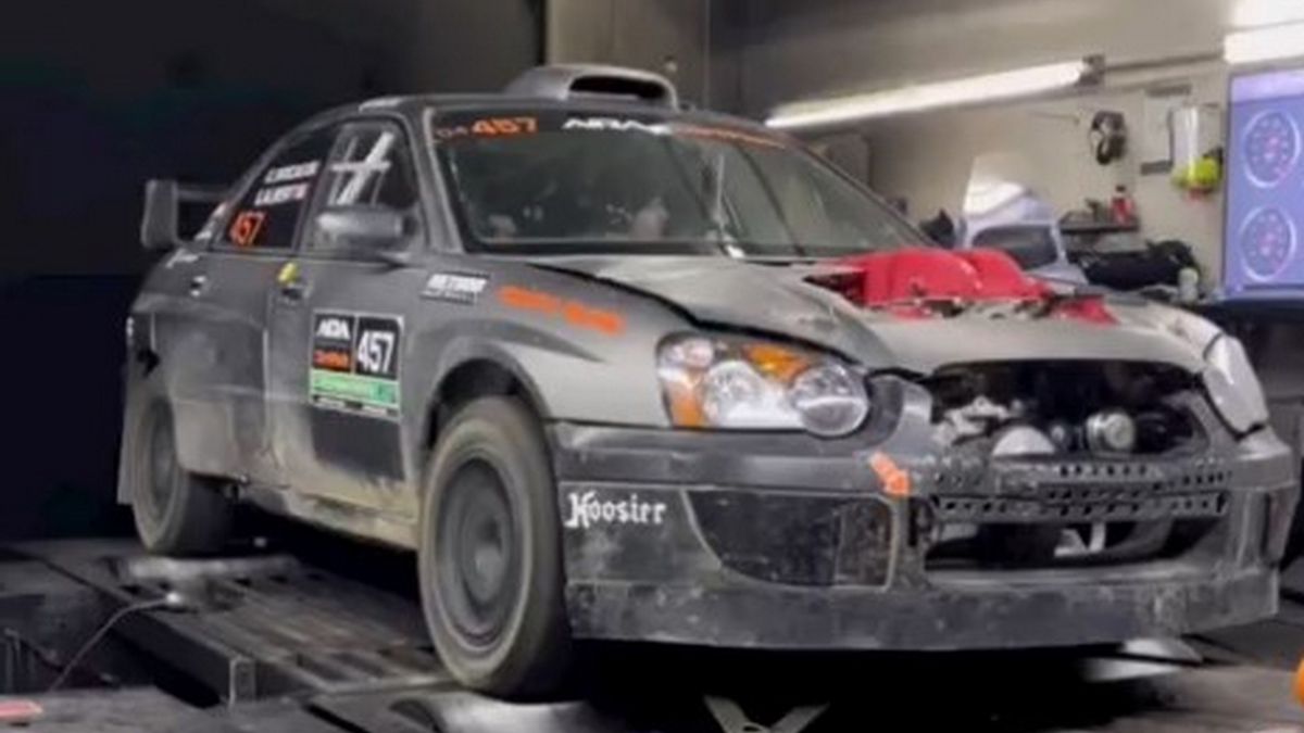 Jak widać włoskie V8 ledwie mieści się pod maską.