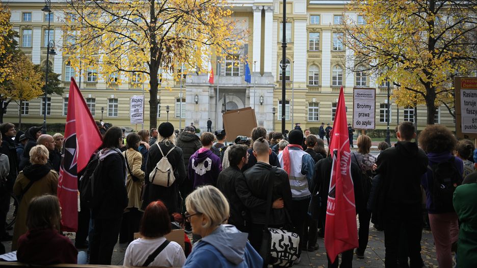 demonstracja
Warszawa, 27.10.2024. Protest przed siedzib� Kancelarii Prezesa Rady Ministr�w w Warszawie, 27 bm. Zorganizowane przez Grup� Granica wydarzenie dot. sytuacji na granicy polsko-bia�oruskiej oraz zapowiedzianego przez premiera RP czasowego zawieszenia prawa do sk�adania wniosk�w azylowych. (amb) PAP/Marcin Obara
Marcin Obara
demonstracja, granica, Grupa Granica, KPRM, polsko-bia�oruska, protest, rz�d, sytuacja na granicy, transparent, transparenty