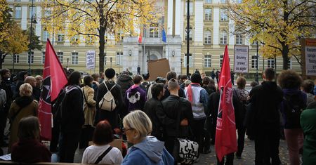 Przyszli przed siedzibę premiera. Ostre hasła o Tusku