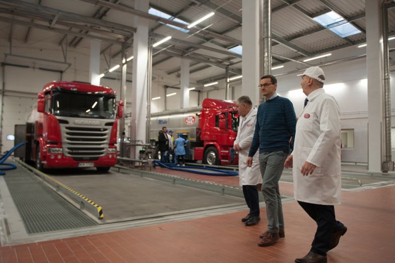 Mateusz Morawiecki, szef Rady Ministrów, podczas wizyty w siedzibie Mlekovity