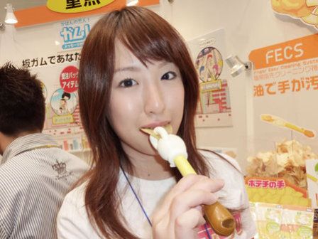 Dziwaczny japoński wynalazek pozwala jeść chipsy bez brudzenia rąk (wideo)