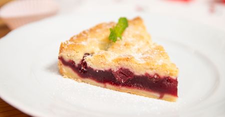 Proste ciasto z wiśniami i kruszonką to przepis na najlepszy deser. Tak piekła je moja babcia