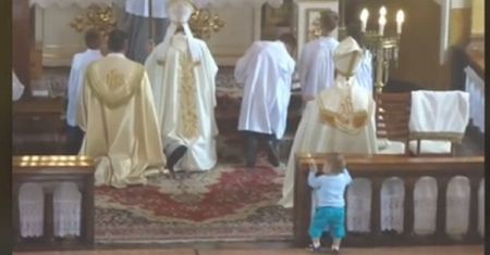 Dziecko podeszło do ołtarza w kościele. Nagranie hitem sieci