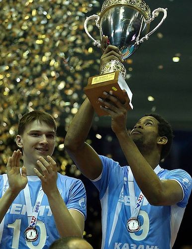 Wilfredo Leon wznoszący Puchar Rosji (fot: zenit-kazan.com)