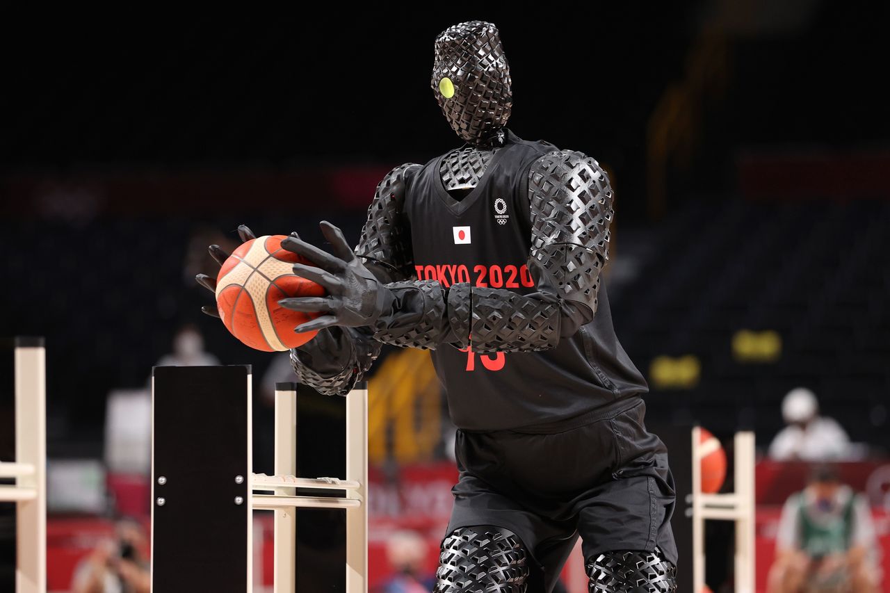 Robot grający w koszykówkę na Igrzyskach Olimpijskich w Tokio.