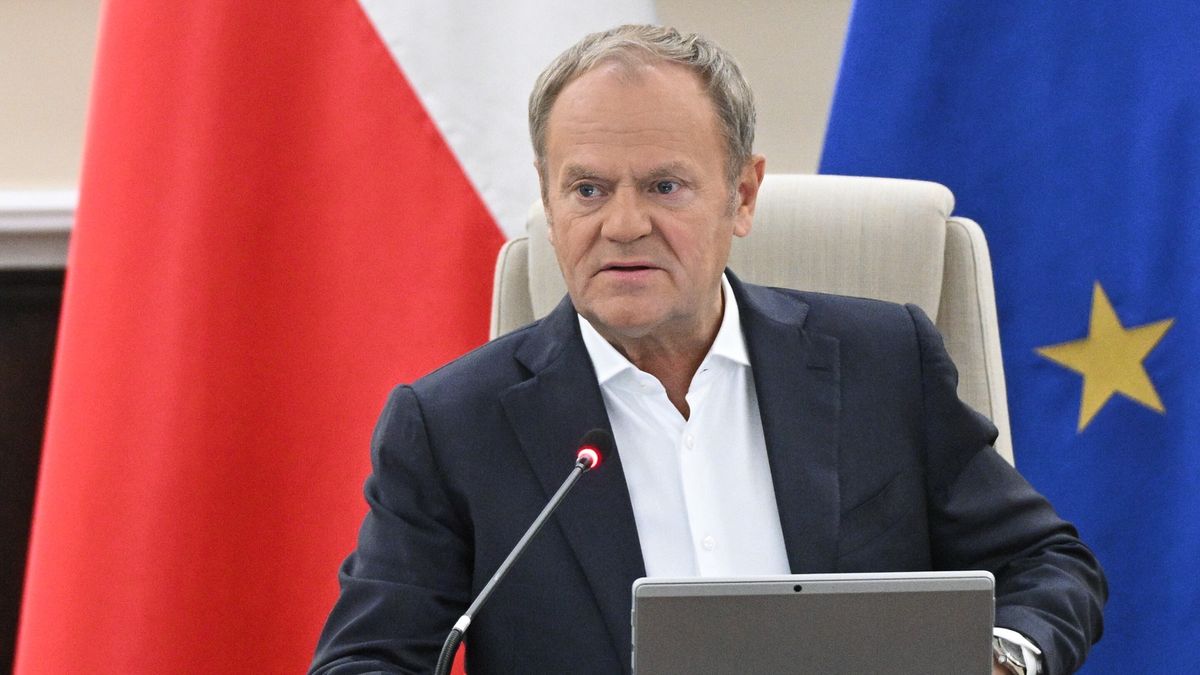 Warszawa, 21.10.2025. Premier Donald Tusk podczas posiedzenia rządu w KPRM w Warszawie, 21 bm. Rada Ministrów zajmie się m.in. programem modernizacji służb. (sko) PAP/Radek Pietruszka