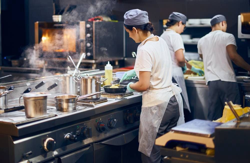 Ogrom nieprawidłowości. UOKiK skontrolował restauracje. Tak oszukują klientów