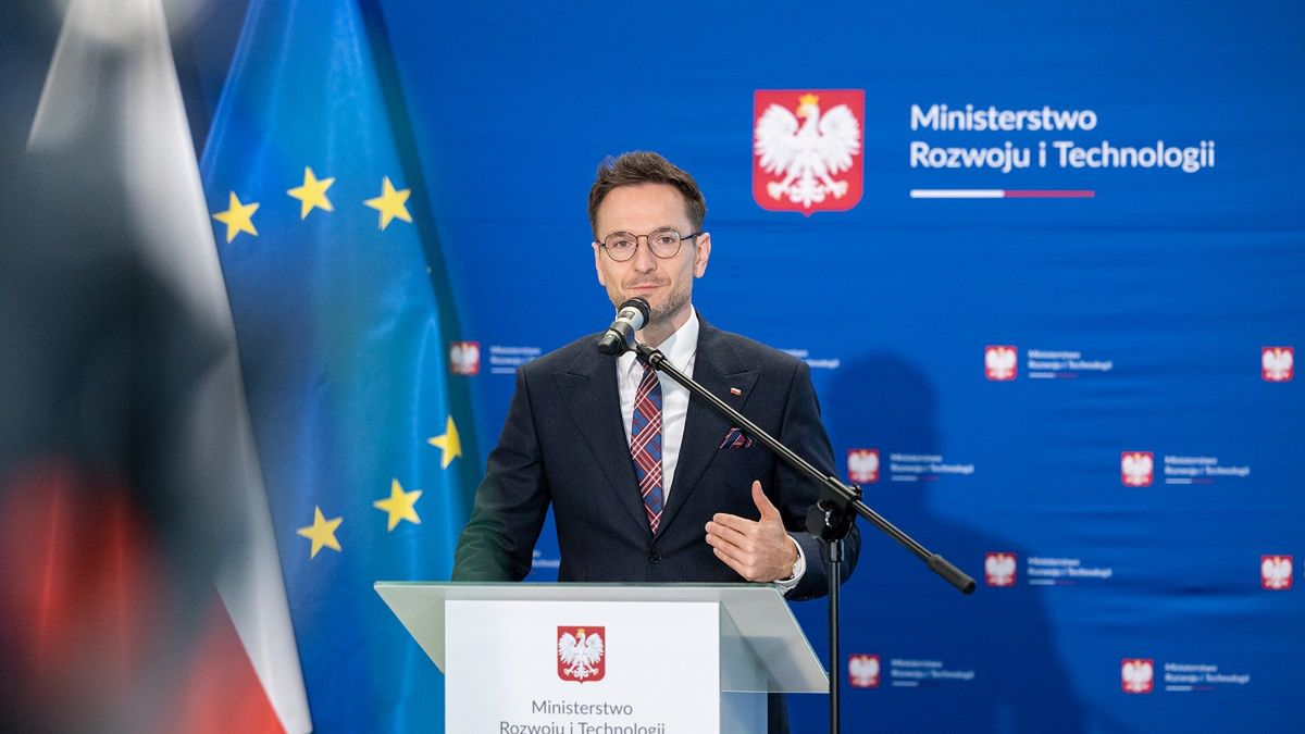 Szef resortu rozwoju i technologii Waldemar Buda podczas konferencji na temat programu Mieszkania bez wkładu własnego