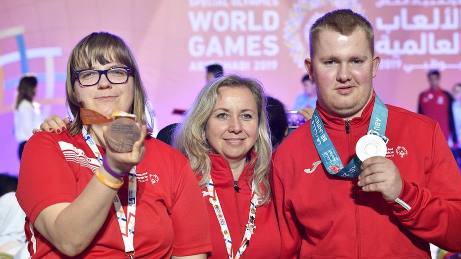 polscy sportowcy z medalami wywalczonymi podczas tegorocznych Światowych Letnich Igrzysk Olimpiad Specjalnych