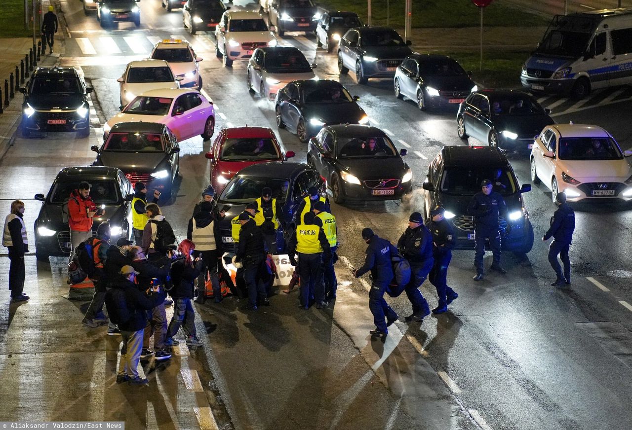 Wielki protest w Warszawie. Aktywiści przykleili się do asfaltu na trasie 