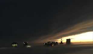 Warszawa spowita we mgle. Niesamowite ujęcie z najwyższego biurowca w stolicy