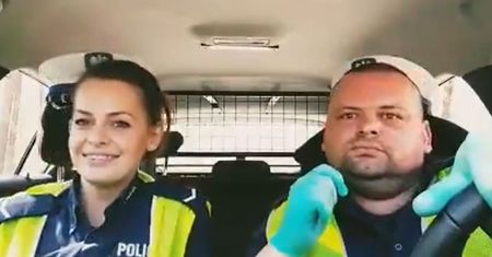 Nagranie policjantów hitem Internetu. Zaśpiewali piosenkę o koronawirusie, internauci zachwyceni