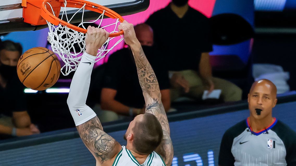 Daniel Theis wsadza piłkę do kosza