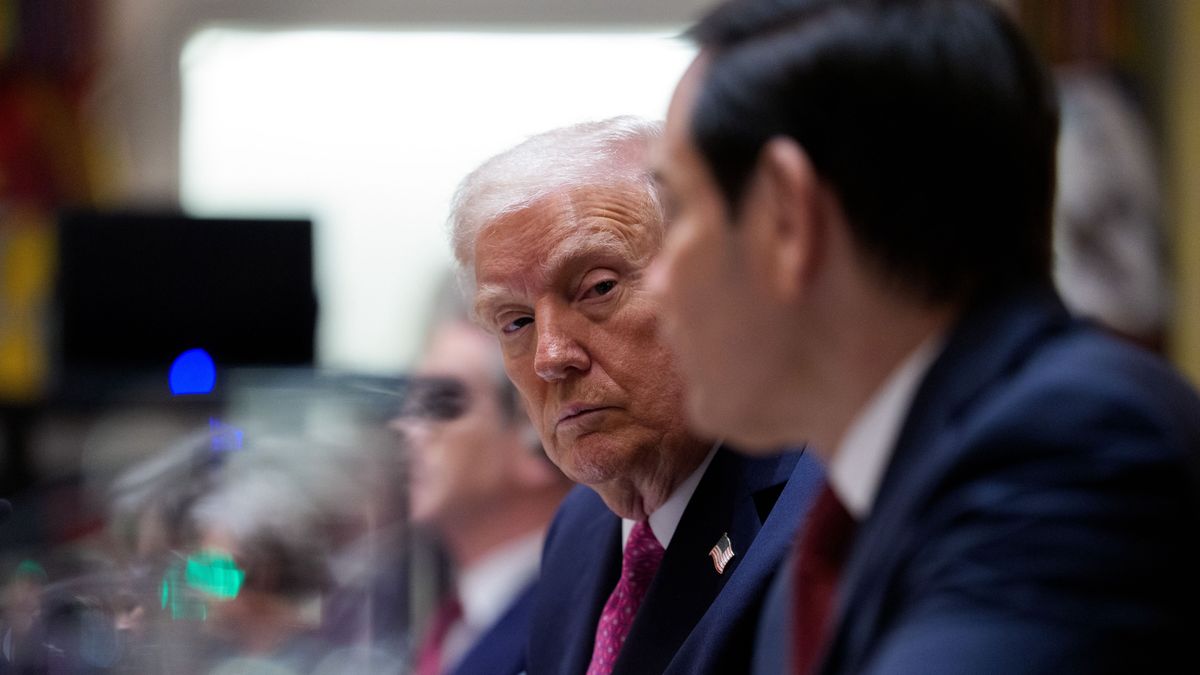 US President Donald J. Trump (C) participates in a bilateral meeting in the Cabinet Room of the White House in Washington, D.C., USA, 17 October 2025. Ukrainian President Zelensky is visiting the United States as Trump pursues a peace deal in the Russia-Ukraine war. EPA/AARON SCHWARTZ / POOL Dostawca: PAP/EPA.
