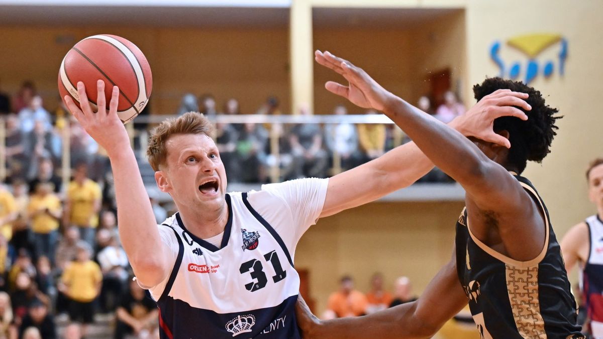 PAP / Marcin Gadomski  / Koszykarz Trefla Sopot Nahiem Alleyne (P) i Mateusz Kostrzewski (L) z Kinga Szczecin 