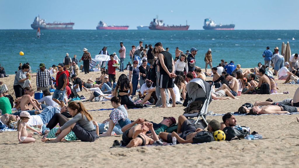 Tłumy na plaży w Barcelonie, 12 lipca 2025 r.