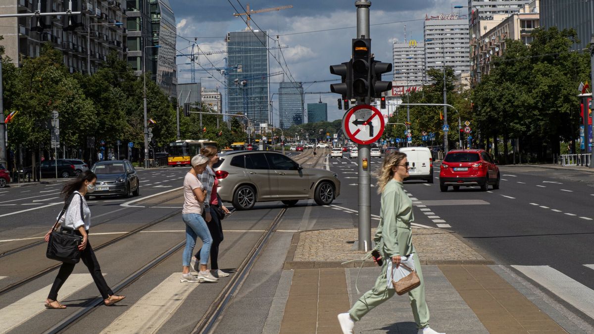 Archiwum Witolda Szuleckiego
Fot. Witold Jaroslaw Szulecki / East News   Ludzie na przejsciu dla pieszych na skrzyzowaniu ulic Marszalkowskiej i Hozej, Warszawa, 03.08.2021
Witold Jaroslaw Szulecki