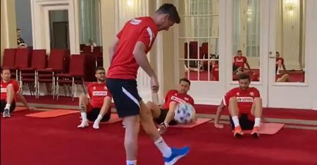 Euro 2020. Zabawa reprezentacji Polski z piłką. W sali balowej! [WIDEO]