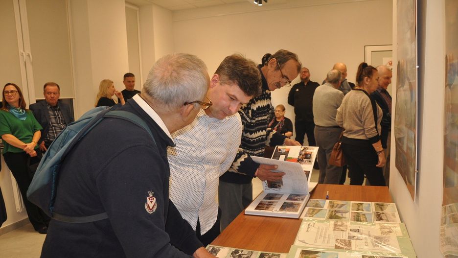 Pocztówki podziwiali uczestnicy wydarzenia.