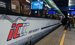Pociągi zatrzymają się na stacjach. Pasażerów czeka godzinna przerwa
