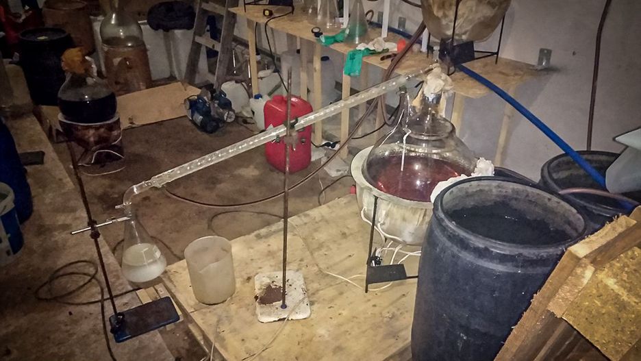 Akcja CBŚP w laboratorium. Zatrzymani chemicy, przejęto towar wart 15 mln