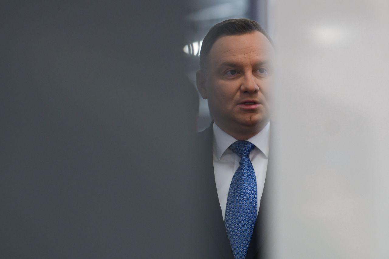 Andrzej Duda na okładce "Faktu". Kolejne instytucje rezygnują z prenumeraty