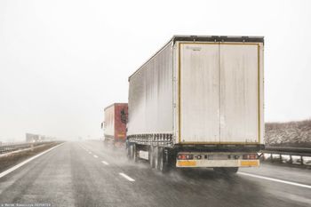 Tragiczna interwencja. Kierowca ciężarówki nie żyje, policjant ranny